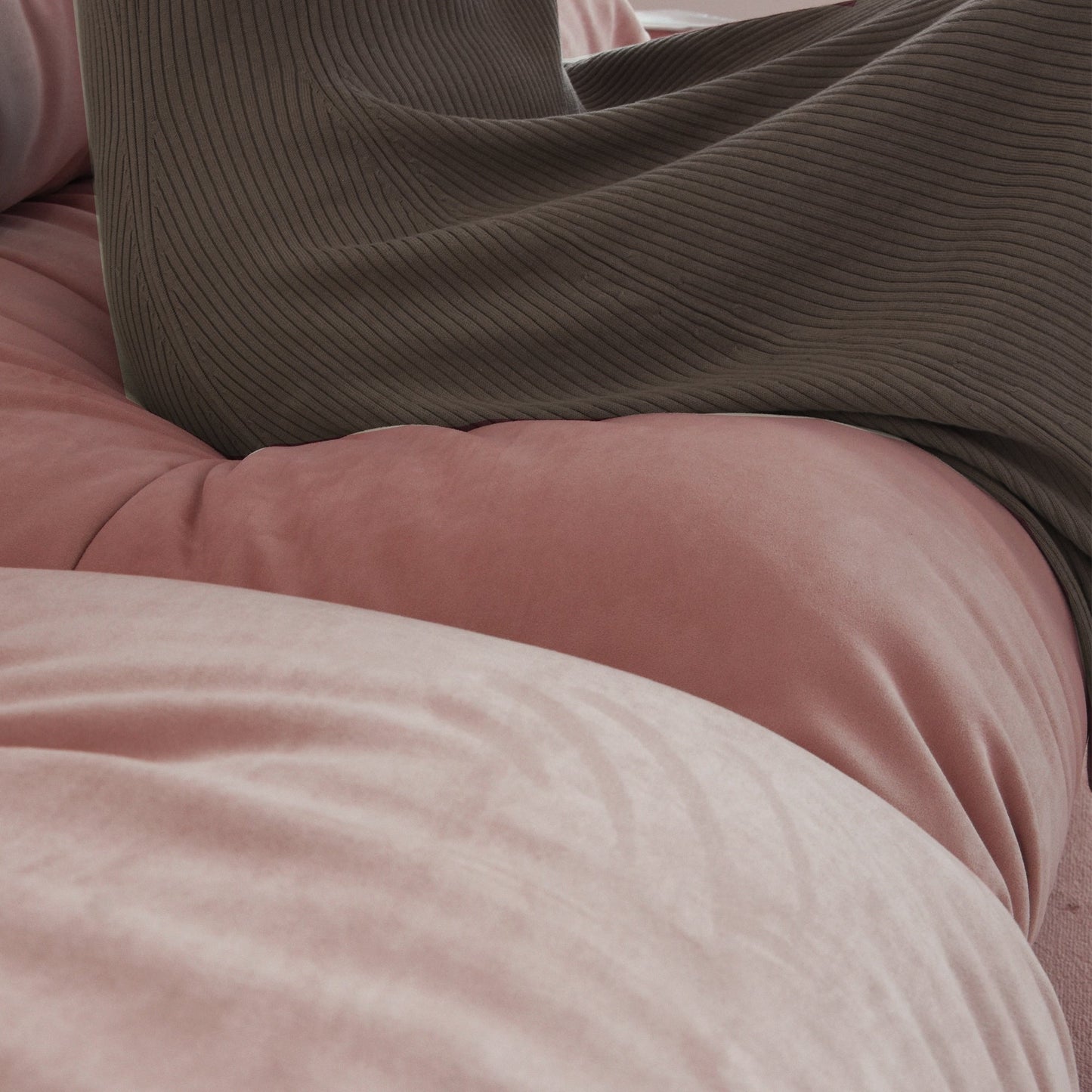 89 divani componibili Fluffy Cloud, divani moderni e minimalisti con due cuscini