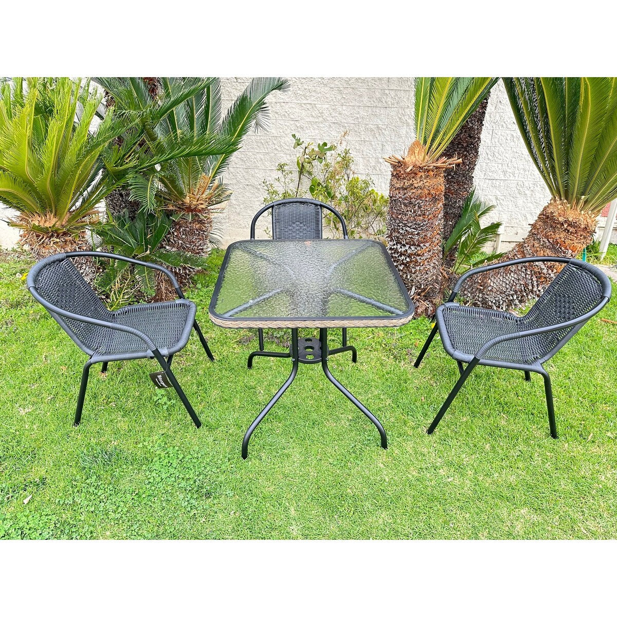 Tavolo quadrato in metallo con vetro temperato da 28 pollici per interni ed esterni BTEXPERT, finiture in rattan nero + 3 sedie impilabili in rattan nero per ristorante