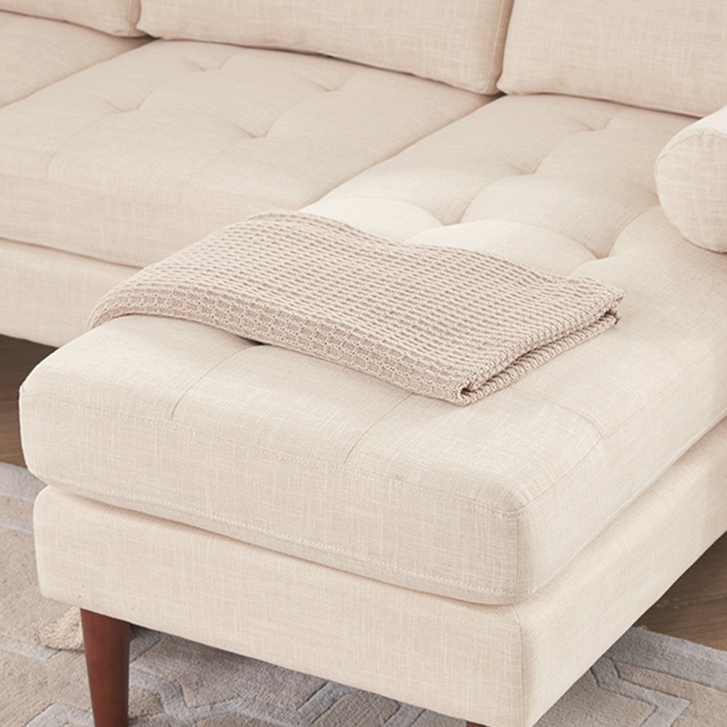 Divano componibile a L a 3 posti in lino beige 80 con chaise longue reversibile, cuscini di seduta trapuntati e robusta struttura in legno