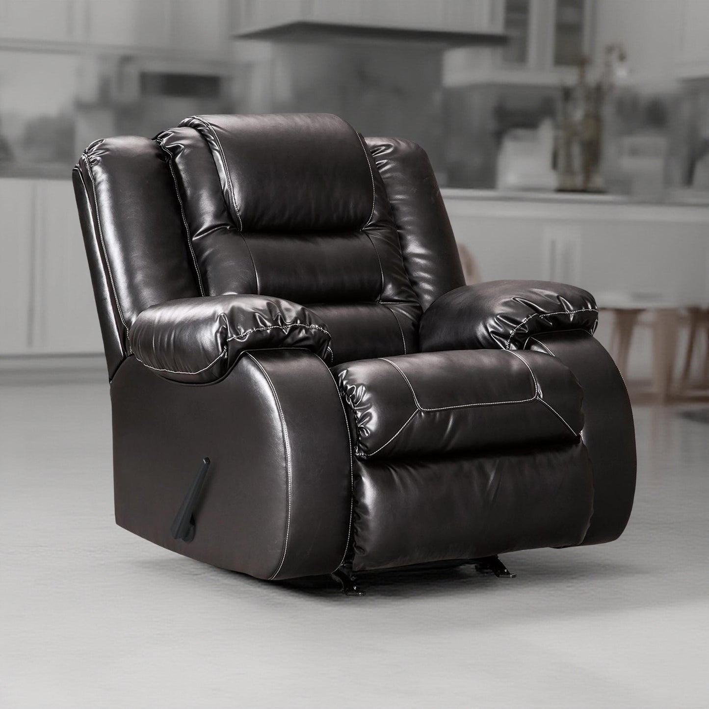 Poltrona reclinabile manuale Cherie, in morbida similpelle nera lucida