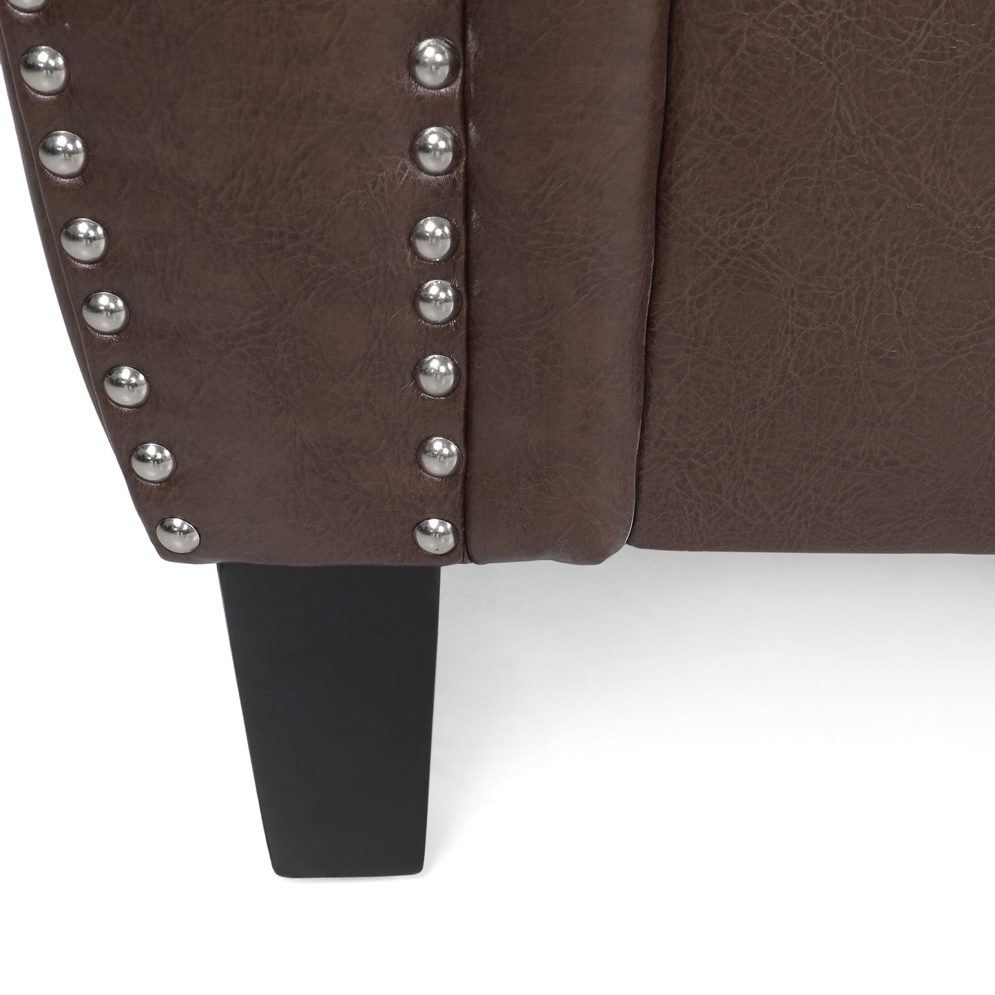 Divano a 3 posti in similpelle marrone scuro con gambe in legno di betulla e borchie