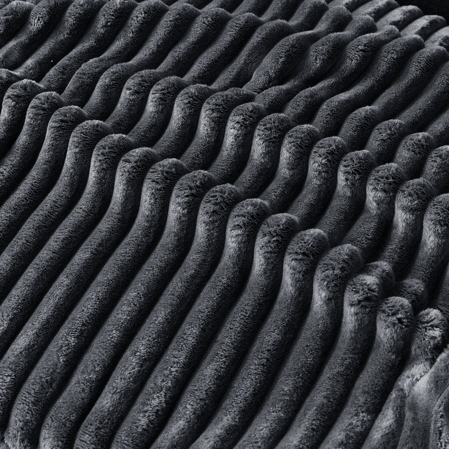 Divano a due posti in tessuto con bracciolo contenitore e USB