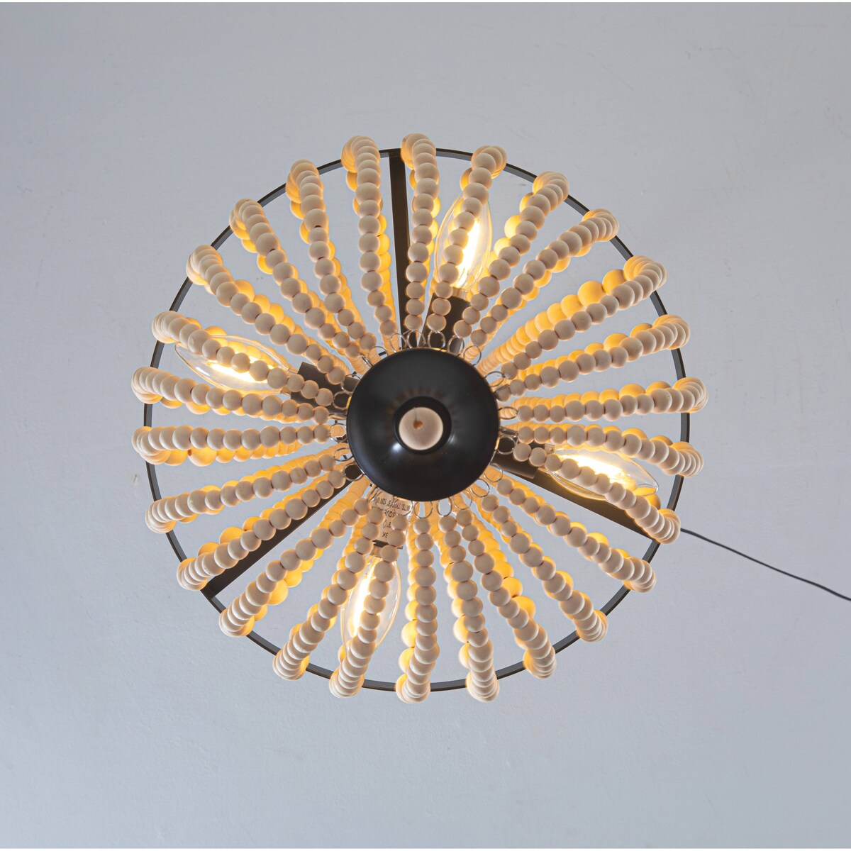 Lampadario moderno con perline in legno stile fattoria