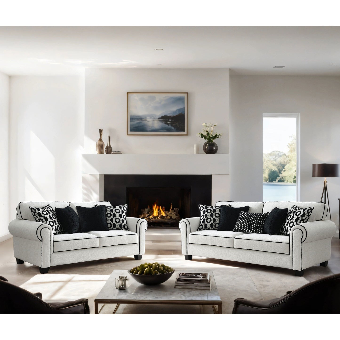 Divano Anastasia in ciniglia bianca con cuscini decorativi di Furniture of America