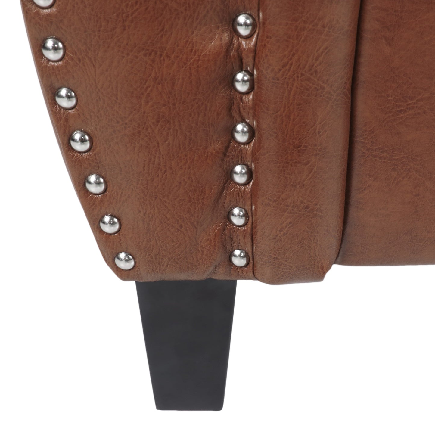 Divano a due posti in similpelle marrone chiaro con gambe in legno di betulla e borchie