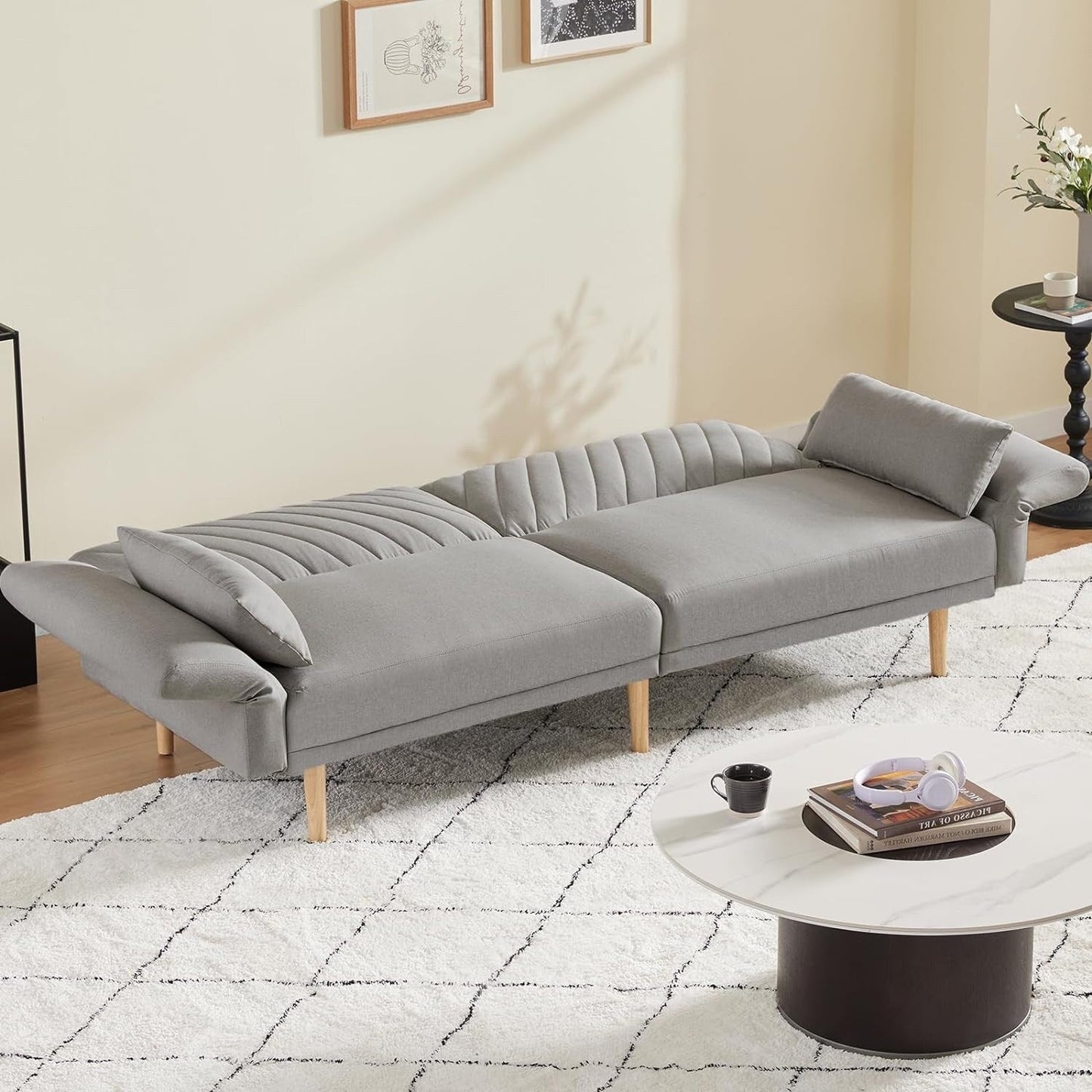 Divano letto futon grigio chiaro con cuscini