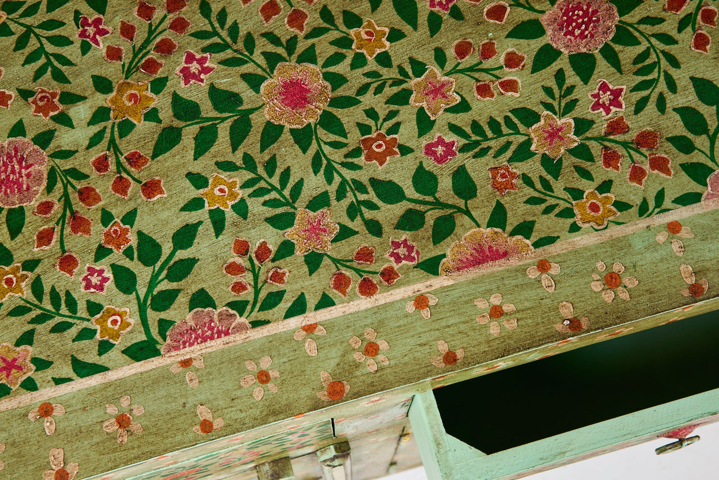 Frida - Fiori Credenza Tre Sportelli Tre Cassetti dipinto a mano