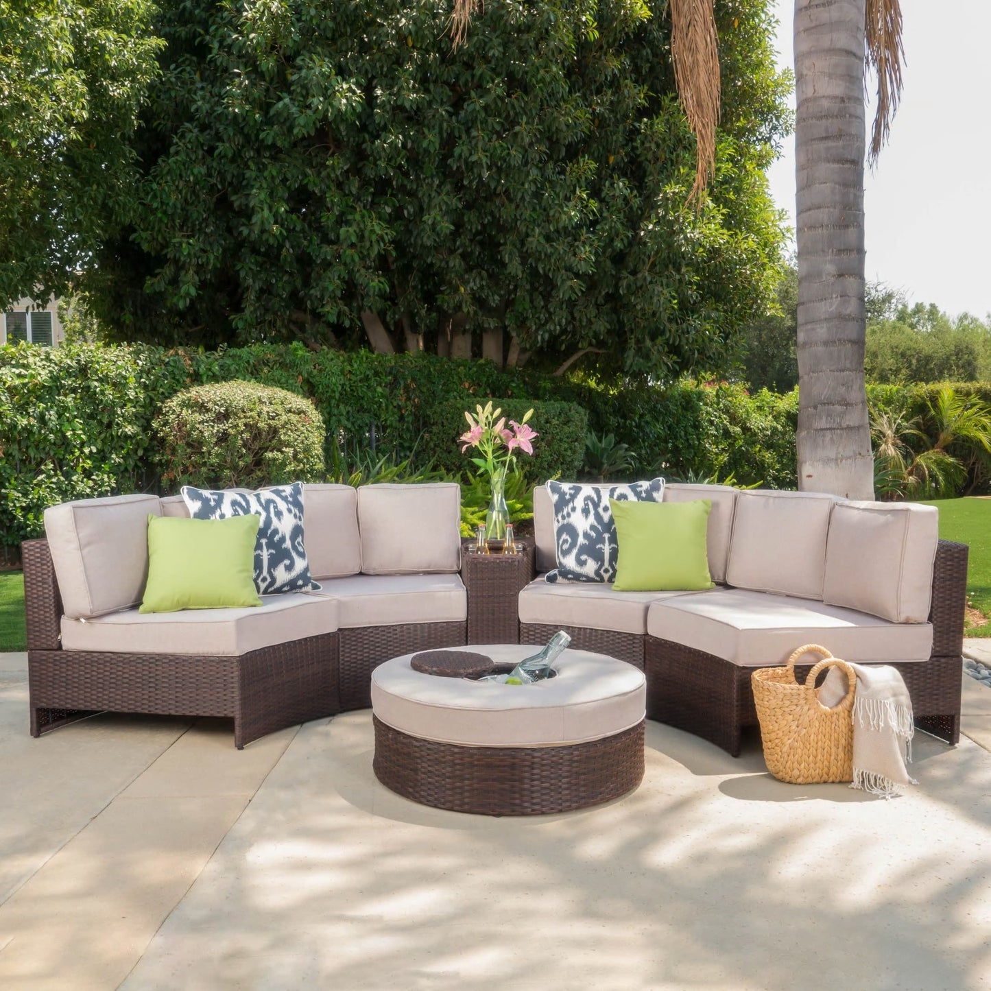 Set di divani curvi da esterno Madras Zanzibar in vimini con pouf di Christopher Knight Home
