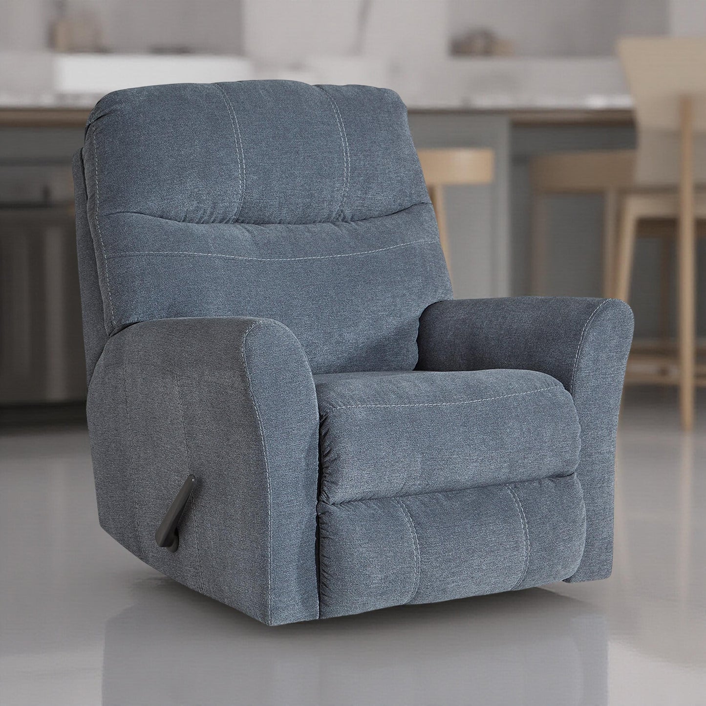 Poltrona reclinabile manuale Marlow, movimento oscillante a trazione, poliestere blu tenue