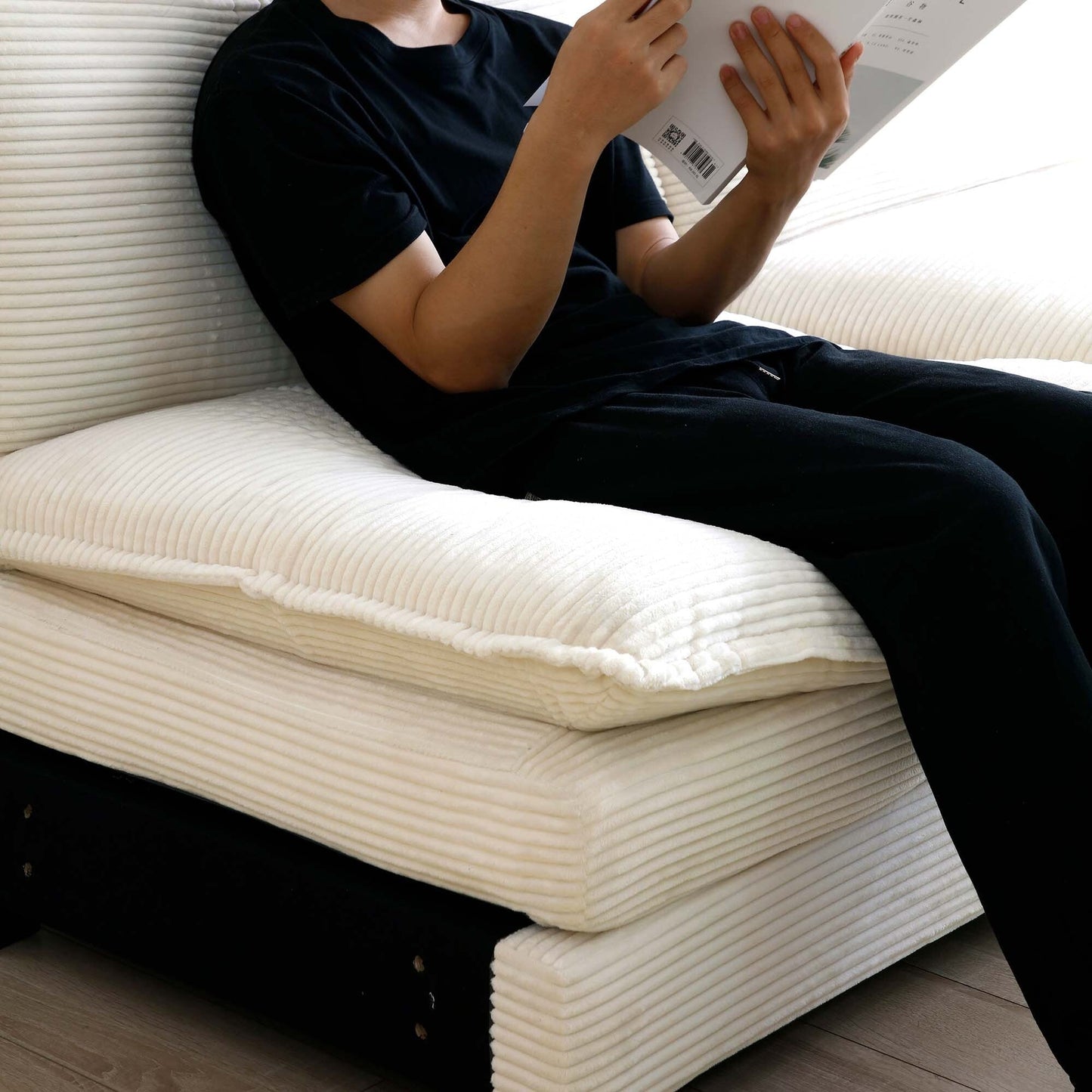 Divano componibile moderno a forma di L in velluto a coste, divano a 3 posti con seduta profonda e pouf per soggiorno