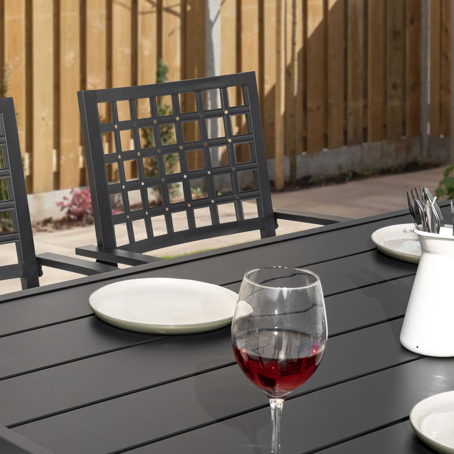 Set da pranzo da esterno da 7 pezzi con foro per ombrellone da 1,57 pollici, struttura in ferro, nero