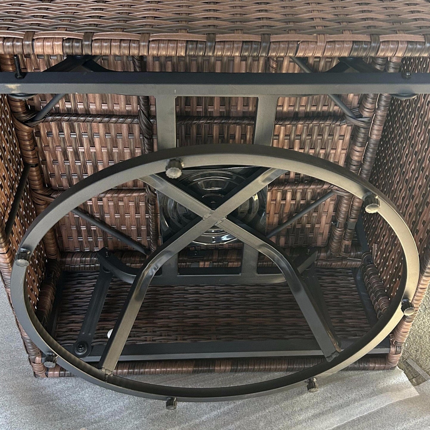 Set di mobili da giardino Outsunny da 6 pezzi con divano a tre posti in rattan, sedie a dondolo girevoli e poggiapiedi