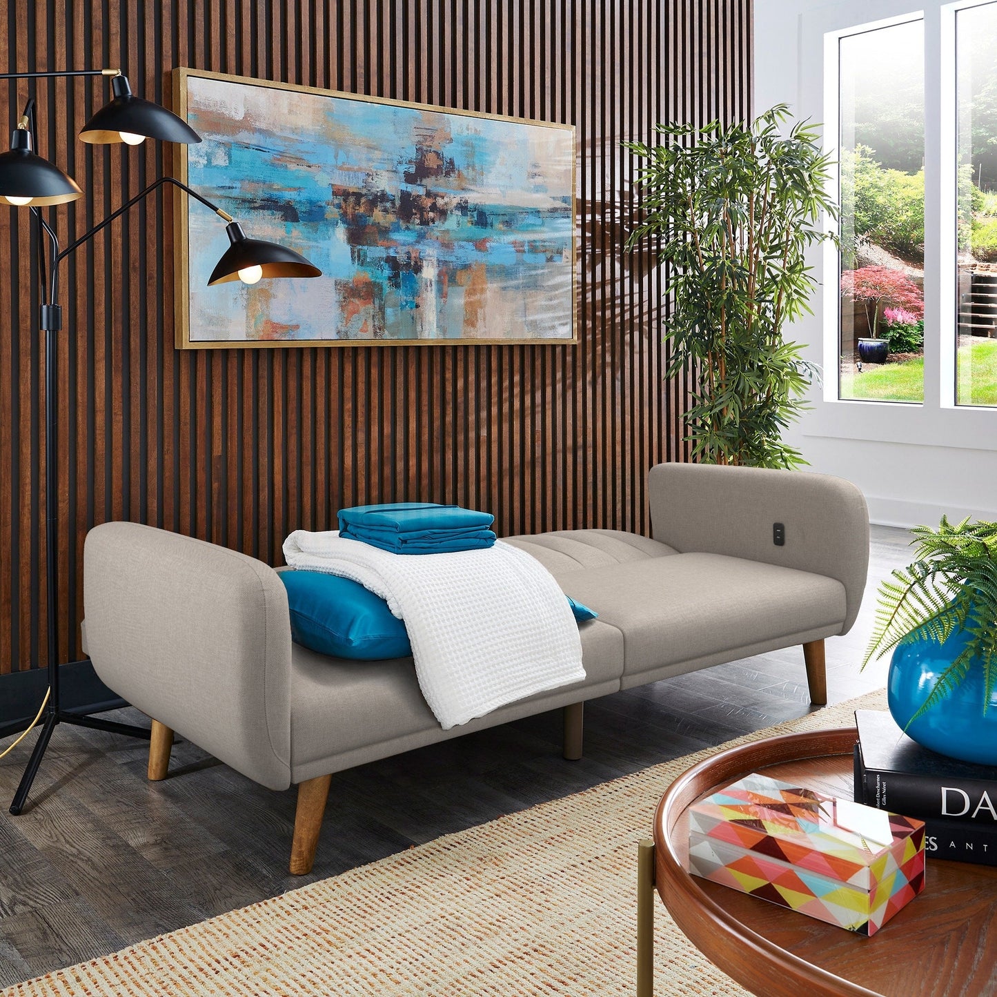 Divano letto futon imbottito convertibile con schienale diviso Sogndal e porte di ricarica USB di iNSPIRE Q Modern