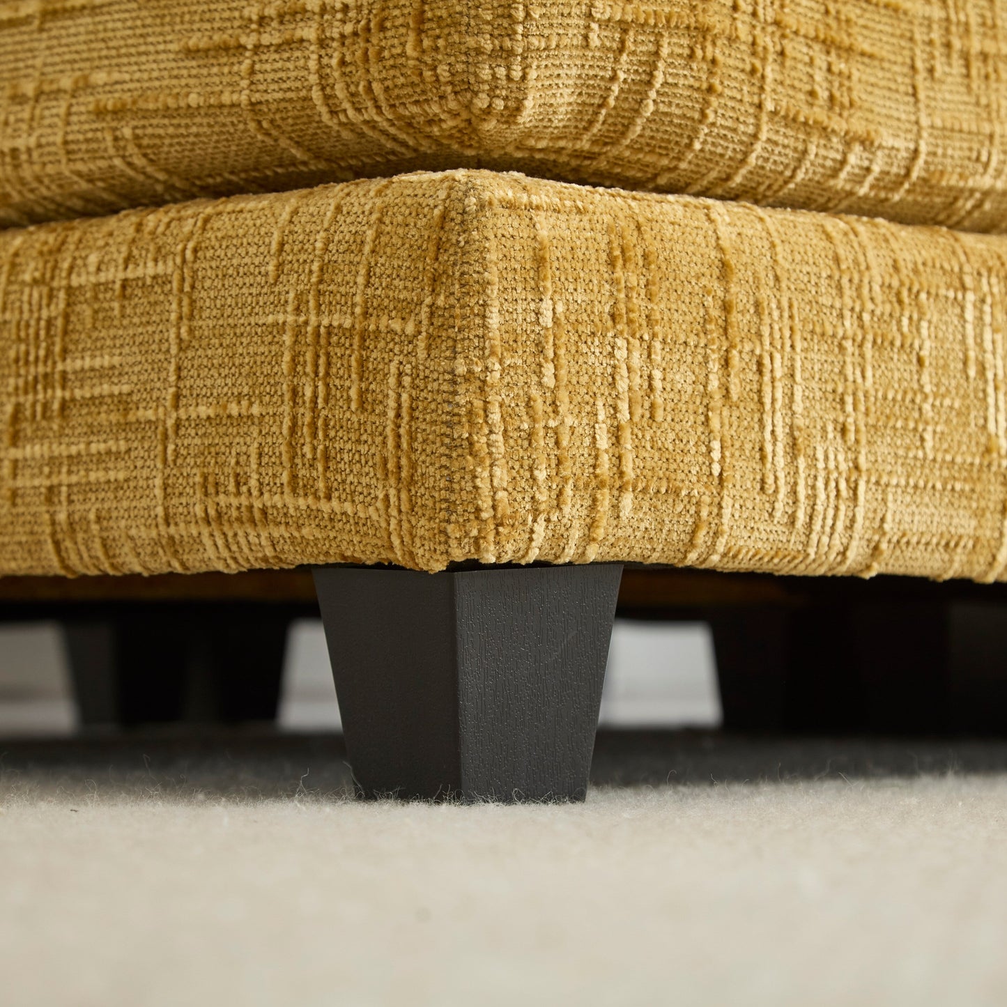 Costruzione solida, la struttura complessiva del divano è stabile, due sgabelli e divano a due posti con tasche laterali