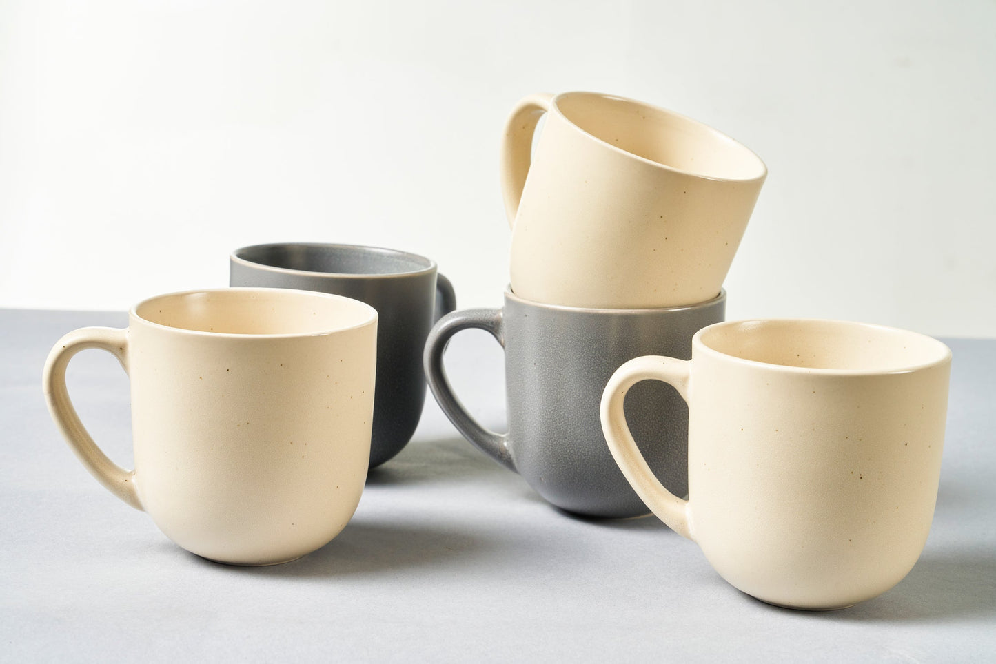 Mug beige forma arrotondata