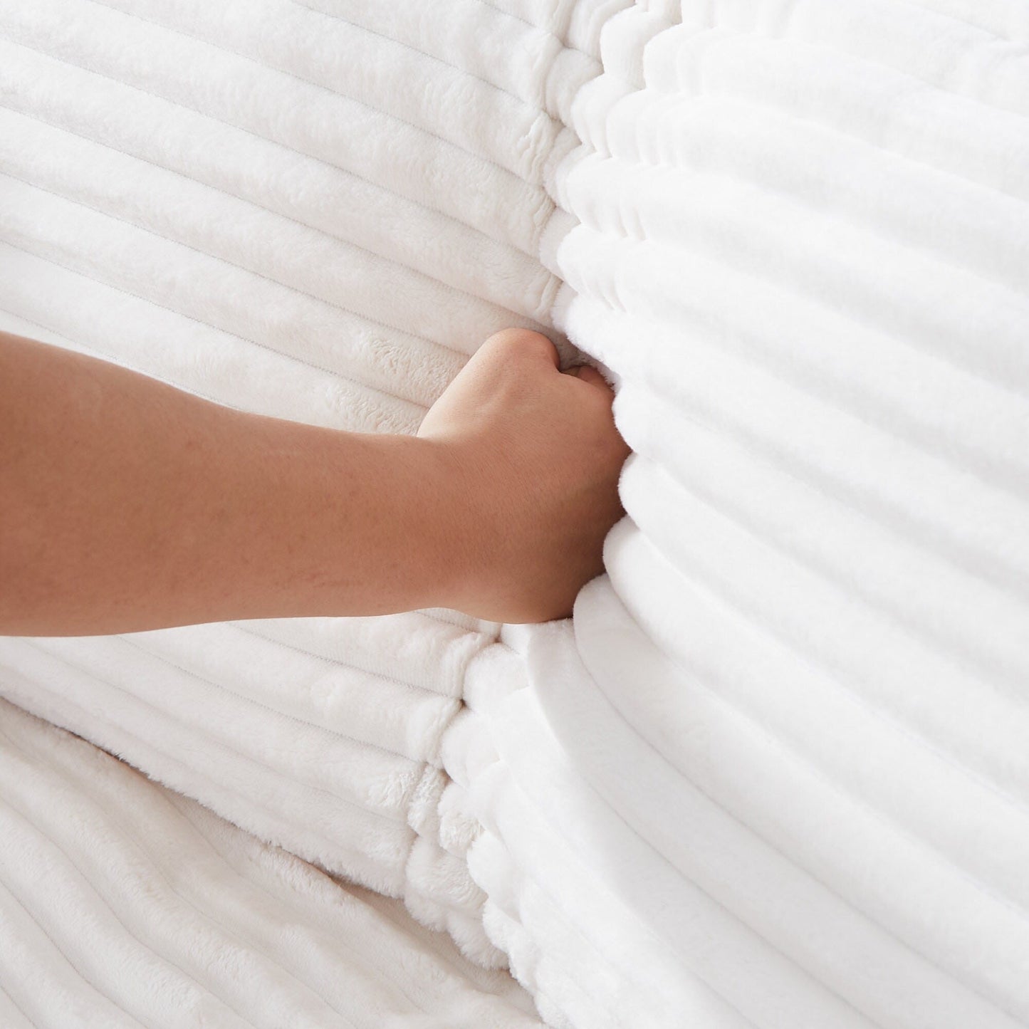 Divano in velluto a coste nero da 112 pollici: due cuscini, quattro schienali, per un nuovo stile per la zona relax del soggiorno