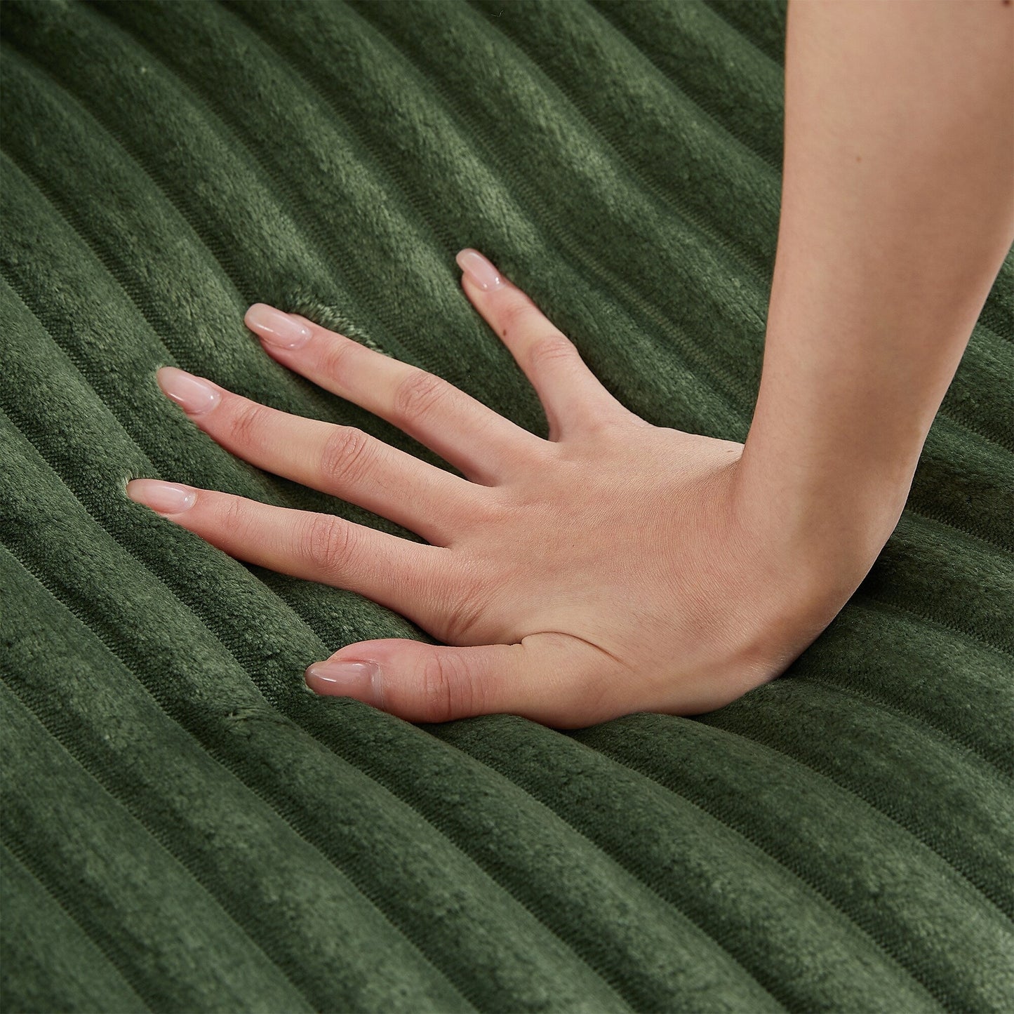 Divano a 4 posti in velluto a coste 133 con porte USB, portabicchieri ribaltabili e spazio nascosto