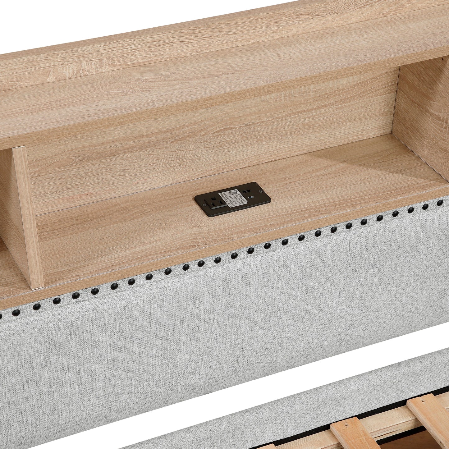 Divano letto grigio chiaro con libreria estraibile, pannello laterale, porte di ricarica, finiture con borchie, mobili dal design moderno