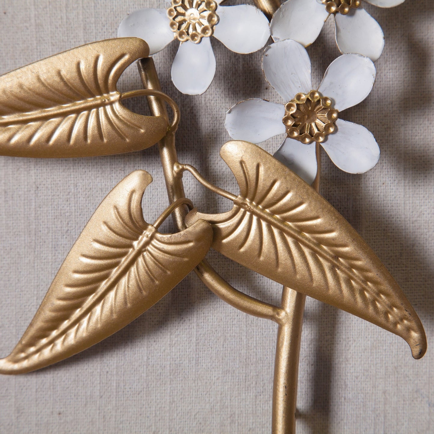 Decorazione da parete con bouquet di fiori in metallo bianco e oro e cornice in legno (set da 2)