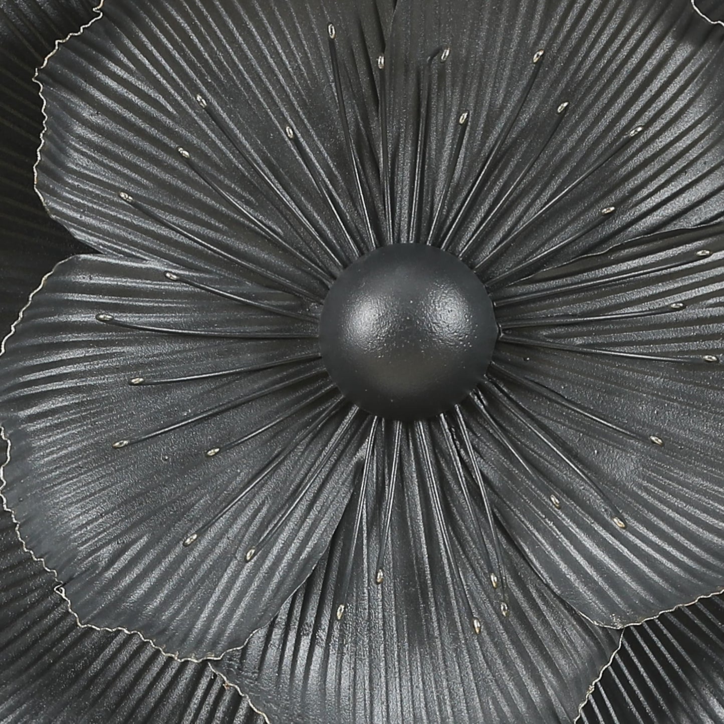 Decorazione da parete con fiori in metallo multi-dimensione grigio scuro e oro (set da 3)