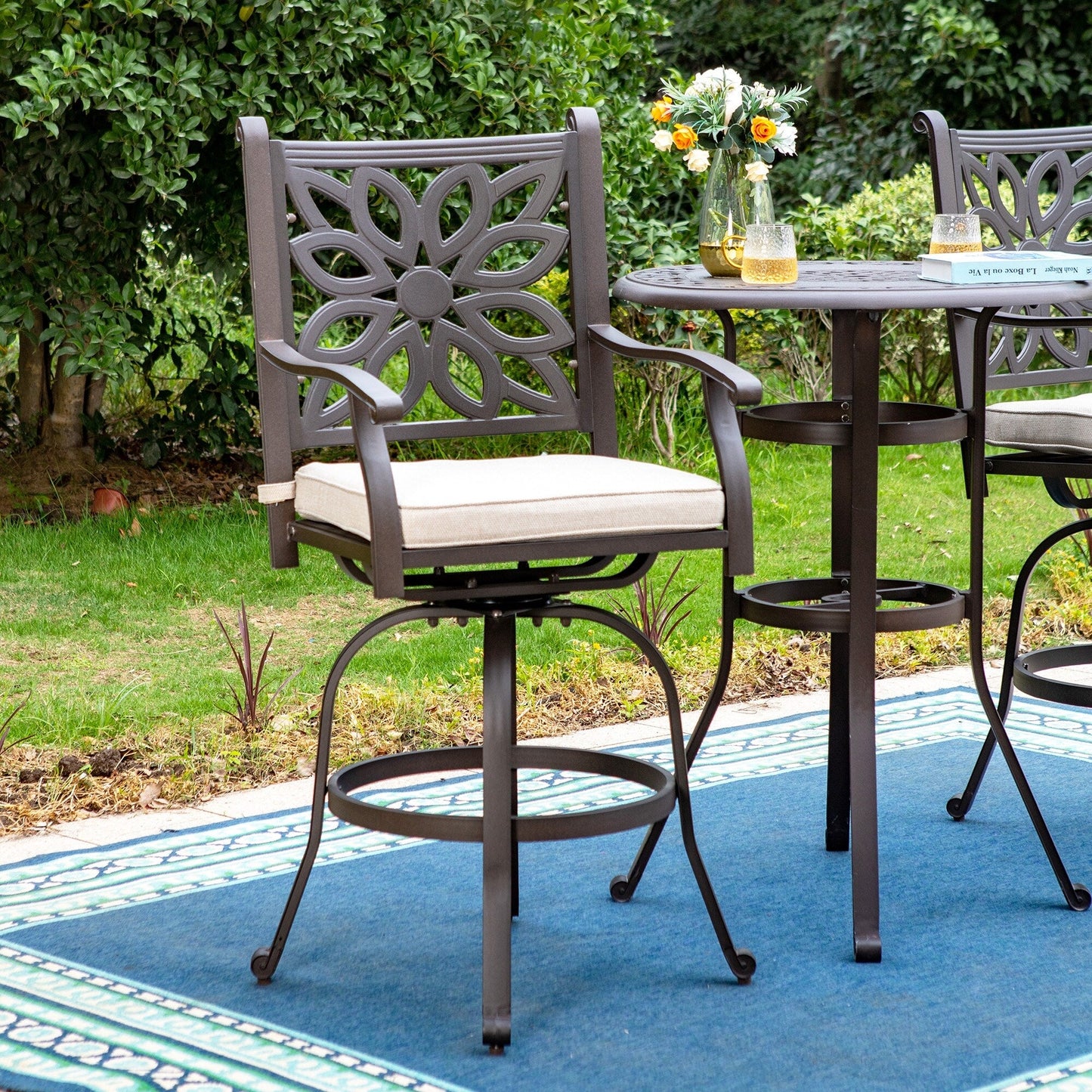 MAISON ARTS Set di 3 sgabelli da bar per patio in alluminio pressofuso, composto da 1 tavolo da bar e 2 sgabelli da bar alti girevoli