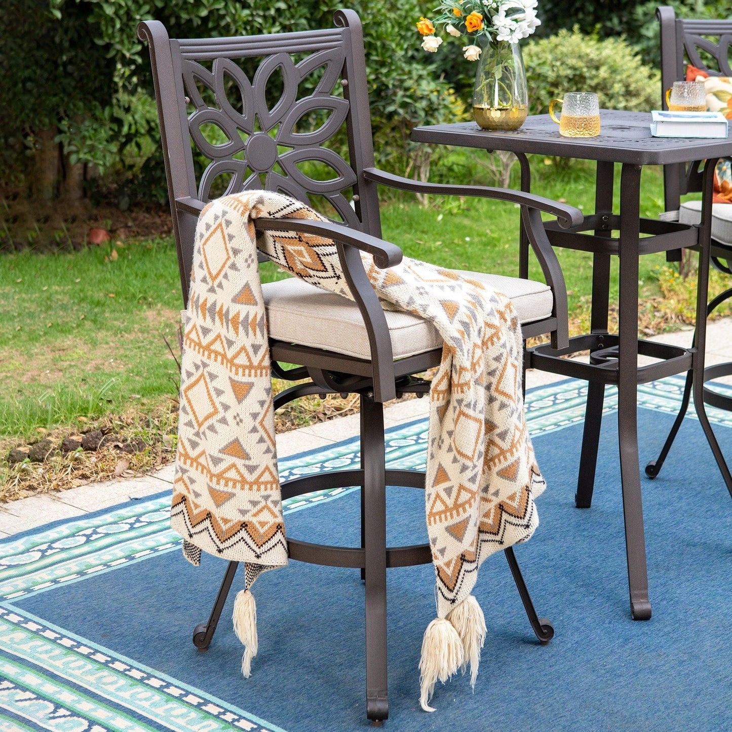 MAISON ARTS Set di 3 sgabelli da bar per patio in alluminio pressofuso, composto da 1 tavolo da bar e 2 sgabelli da bar alti girevoli