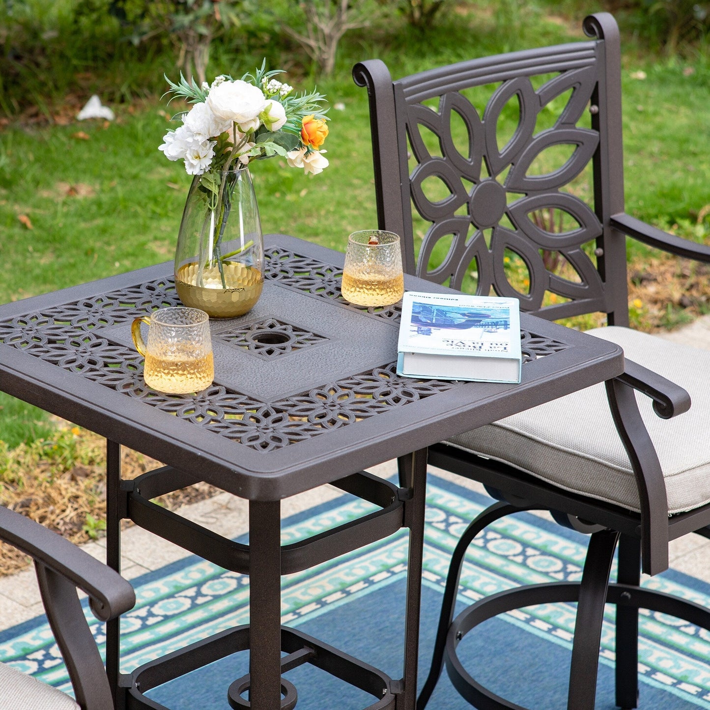 MAISON ARTS Set di 3 sgabelli da bar per patio in alluminio pressofuso, composto da 1 tavolo da bar e 2 sgabelli da bar alti girevoli