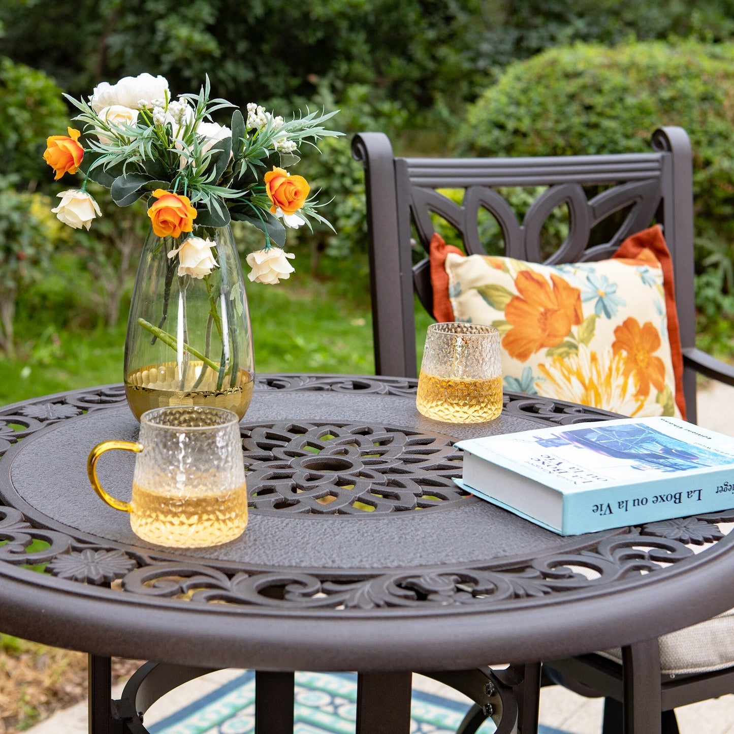 MAISON ARTS Set di 3 sgabelli da bar per patio in alluminio pressofuso, composto da 1 tavolo da bar e 2 sgabelli da bar alti girevoli