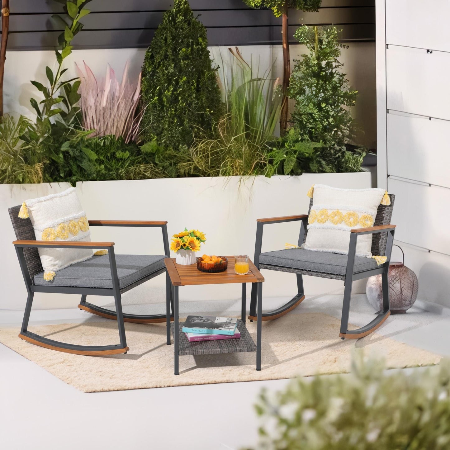 Set di 3 sedie a dondolo in vimini per esterni con cuscini