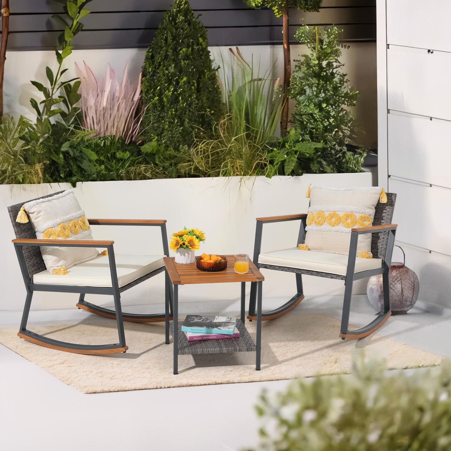 Set di 3 sedie a dondolo in vimini per esterni con cuscini