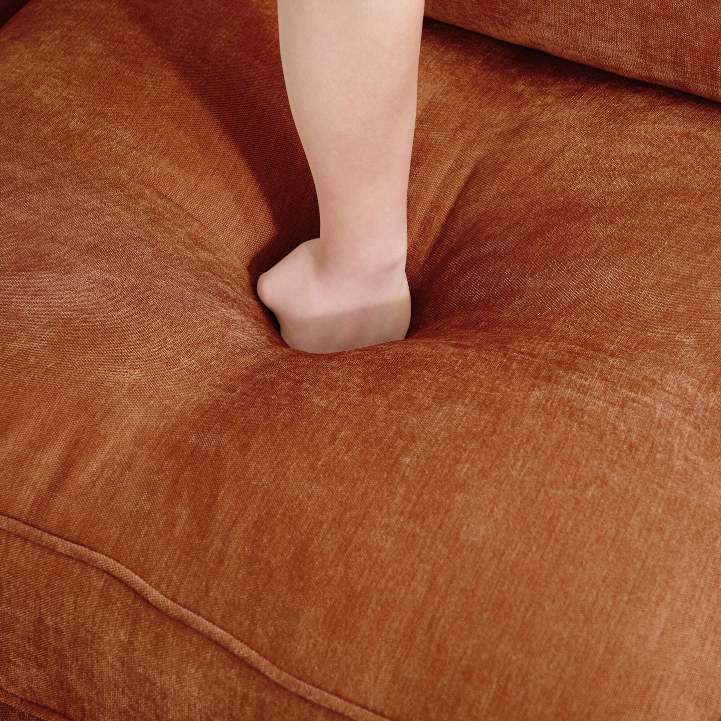 Divano a 3 posti ampio, largo e profondo con cassetti estraibili sotto ogni seduta, braccioli a forma di mezzaluna e schienale avvolgente