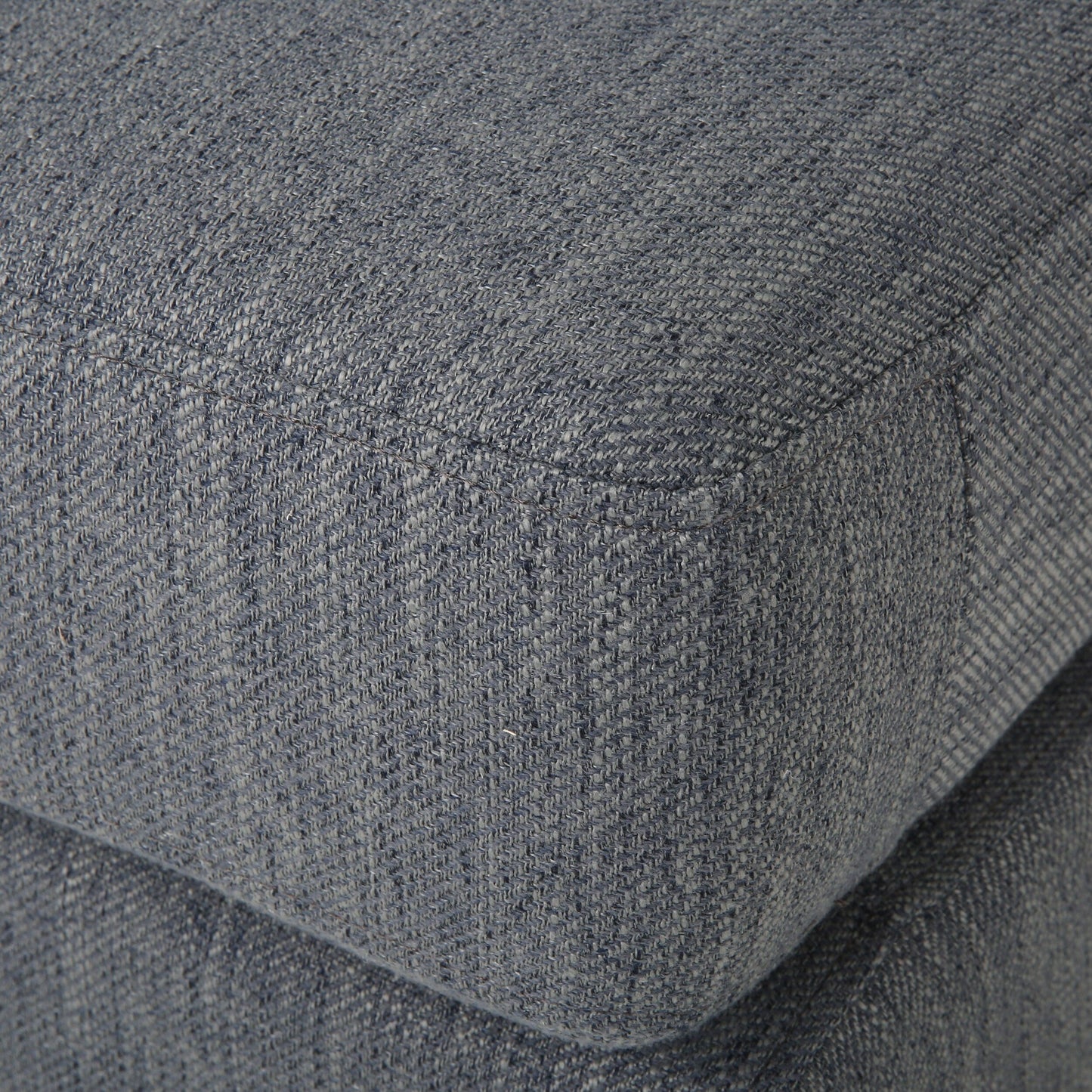 Divano a 3 posti con gambe in legno e due cuscini