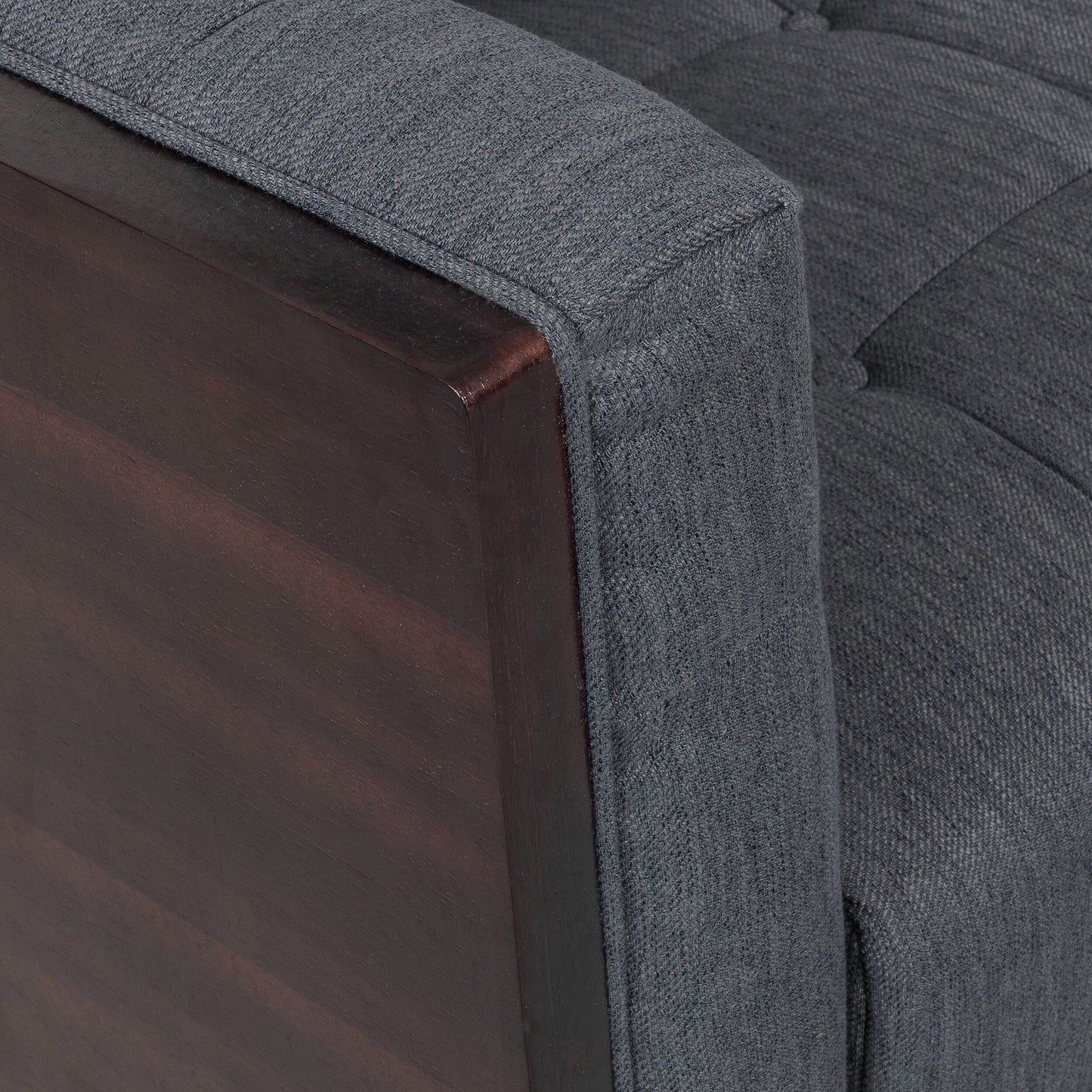 Divano a 3 posti con bottoni trapuntati, gambe in legno e struttura in legno di caucciù per soggiorno