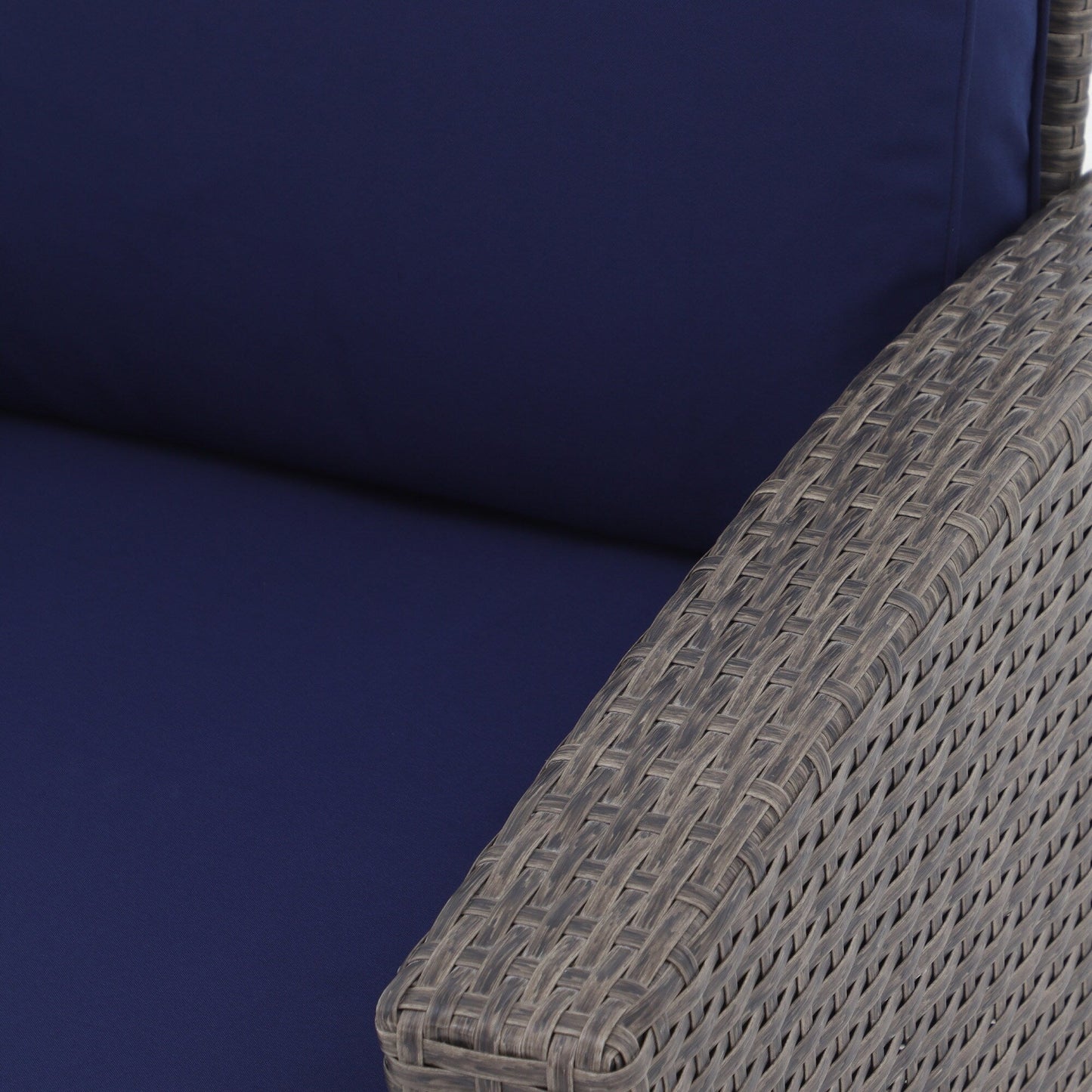 Set da conversazione in rattan per 4 persone con cuscini grigi e tavolo da esterno in vetro temperato