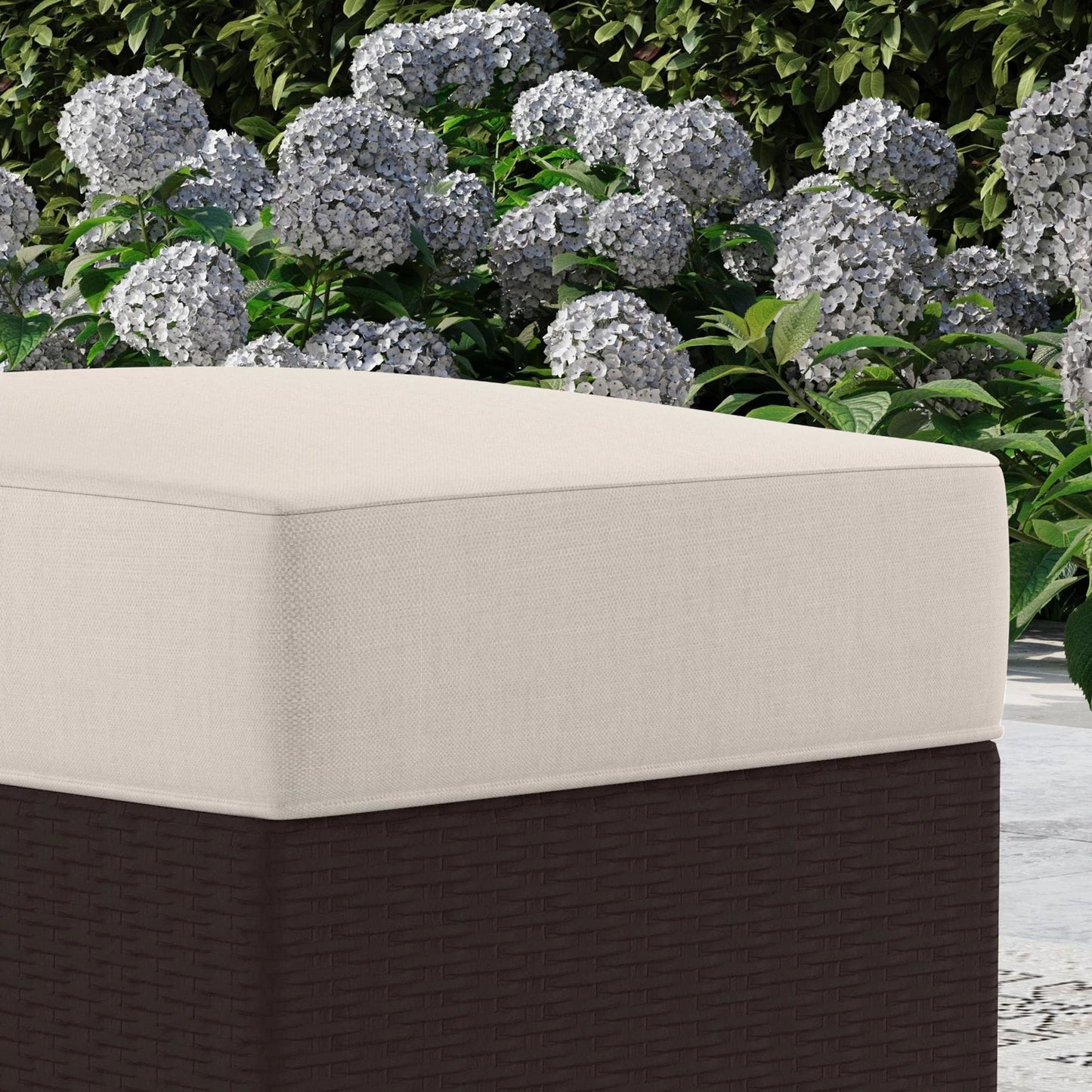 Set di 4 poltrone e pouf da esterno in rattan Palm Springs con cuscini di Homestyles