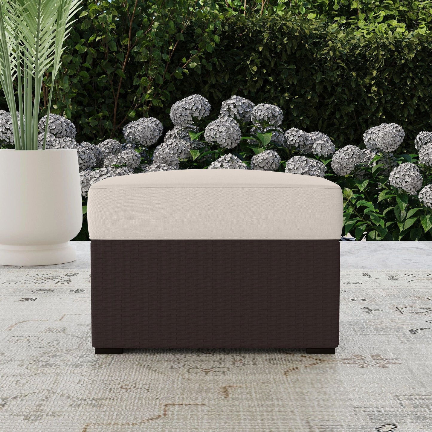 Set di 4 poltrone e pouf da esterno in rattan Palm Springs con cuscini di Homestyles