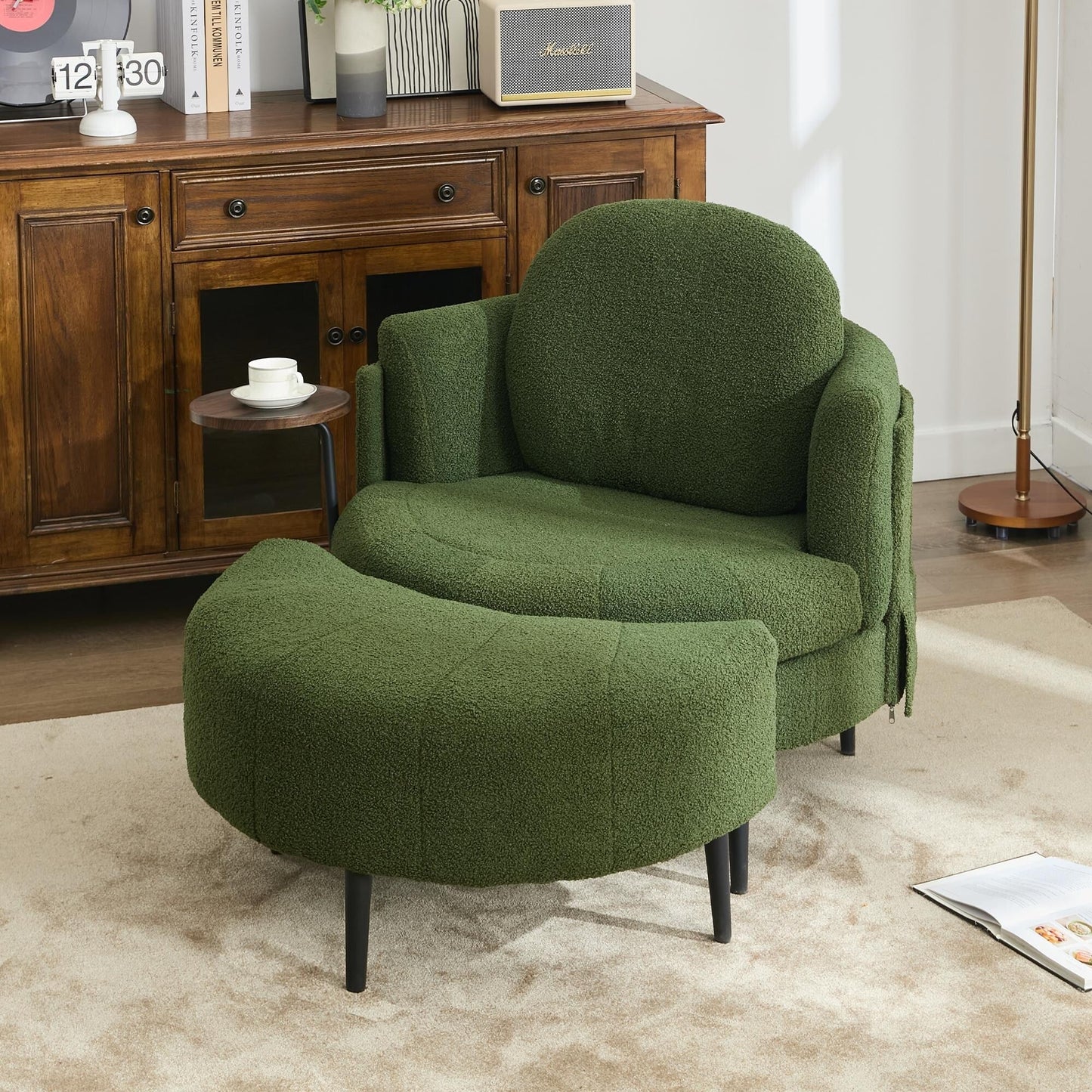 Poltrona singola da 42,5 con poggiapiedi mobile a forma di mezzaluna