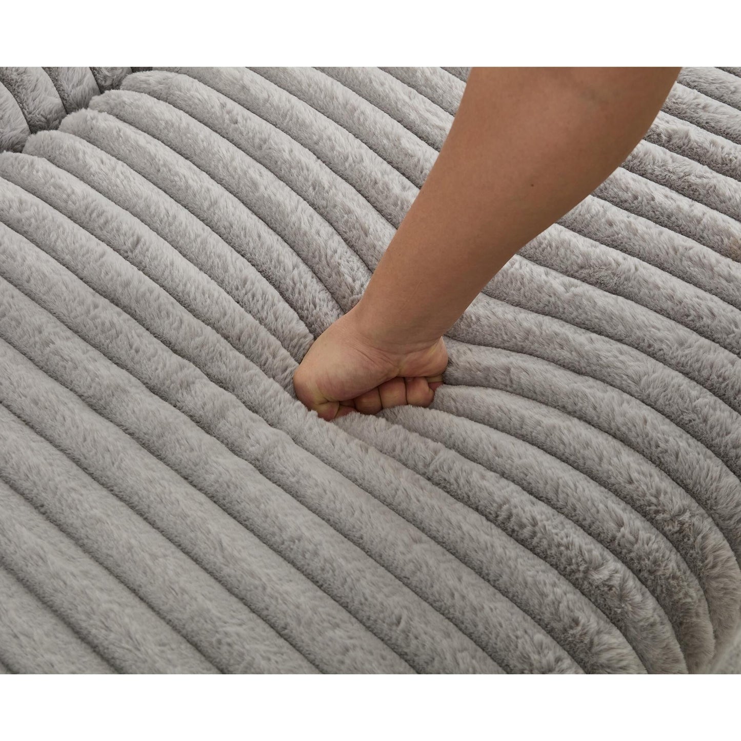 47.7 Chaise Longue oversize in velluto a coste con pouf