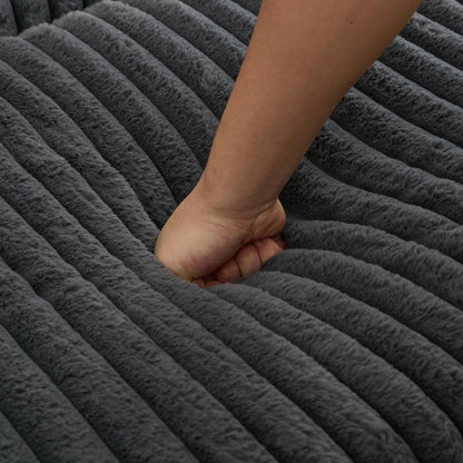 47.7 Chaise Longue oversize in velluto a coste con pouf