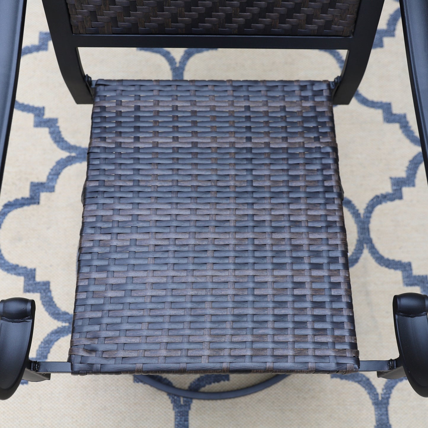 MAISON ARTS Set da pranzo per patio da 5/7 pezzi, 4/6 sedie girevoli in rattan con cuscino e 1 tavolo in metallo con foro per ombrellone