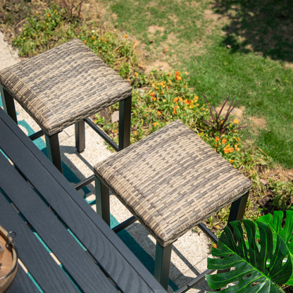 Set da pranzo da bar da 5 pezzi, 4 sedie da bar girevoli in rattan o 4 in metallo e 1 tavolo da bar rettangolare in metallo