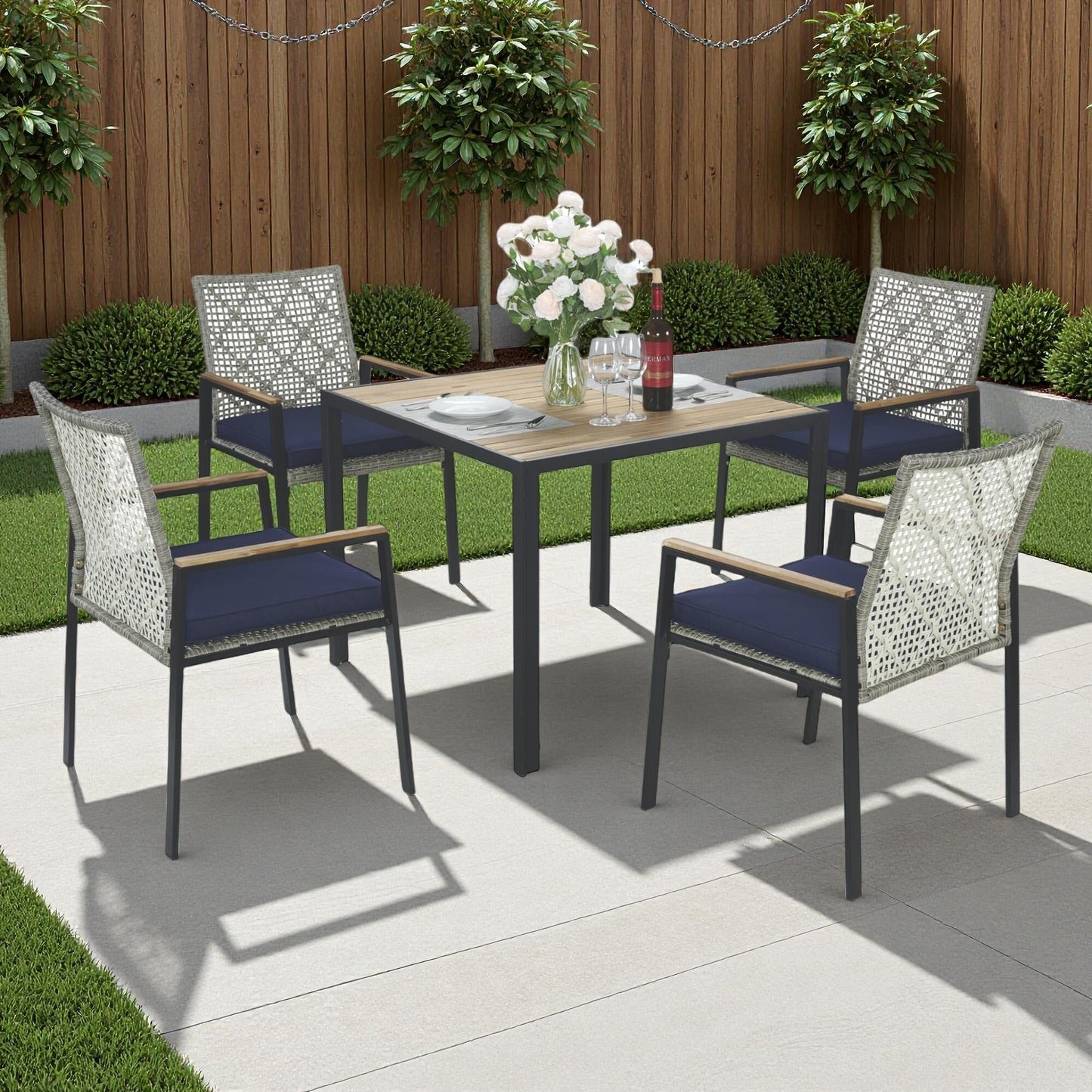 Set da pranzo per esterni in rattan da 5 pezzi con sedie impilabili, piano del tavolo in legno di acacia da 35 cm con foro per ombrellone