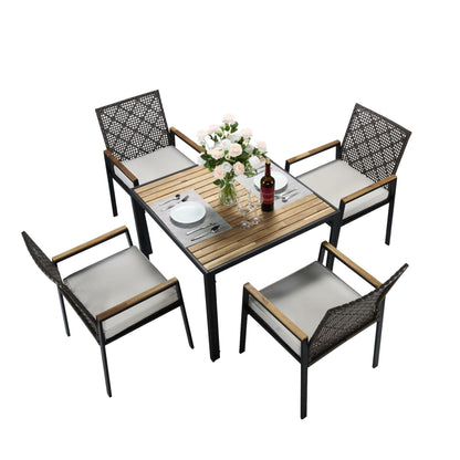 Set da pranzo per esterni in rattan da 5 pezzi con sedie impilabili, piano del tavolo in legno di acacia da 35 cm con foro per ombrellone
