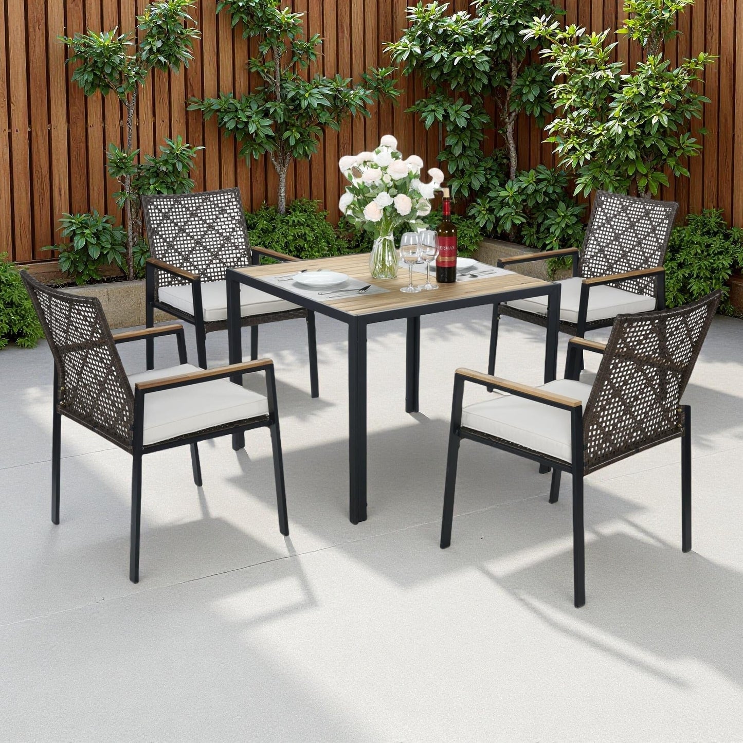 Set da pranzo per esterni in rattan da 5 pezzi con sedie impilabili, piano del tavolo in legno di acacia da 35 cm con foro per ombrellone