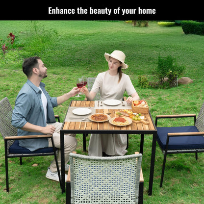 Set da pranzo per esterni in rattan da 5 pezzi con sedie impilabili, piano del tavolo in legno di acacia da 35 cm con foro per ombrellone