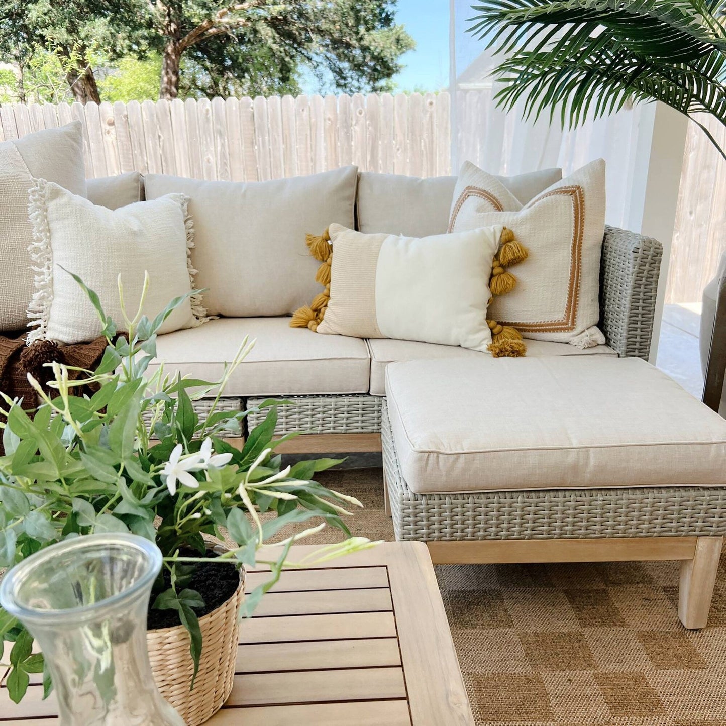 MAISON ARTS Set di divani componibili da esterno in rattan e legno di acacia da 5 pezzi, set da conversazione in vimini da patio con tavolino da caffè