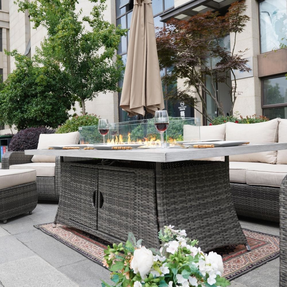 Set di divani da esterno in vimini da 5 pezzi con tavolo con braciere in alluminio