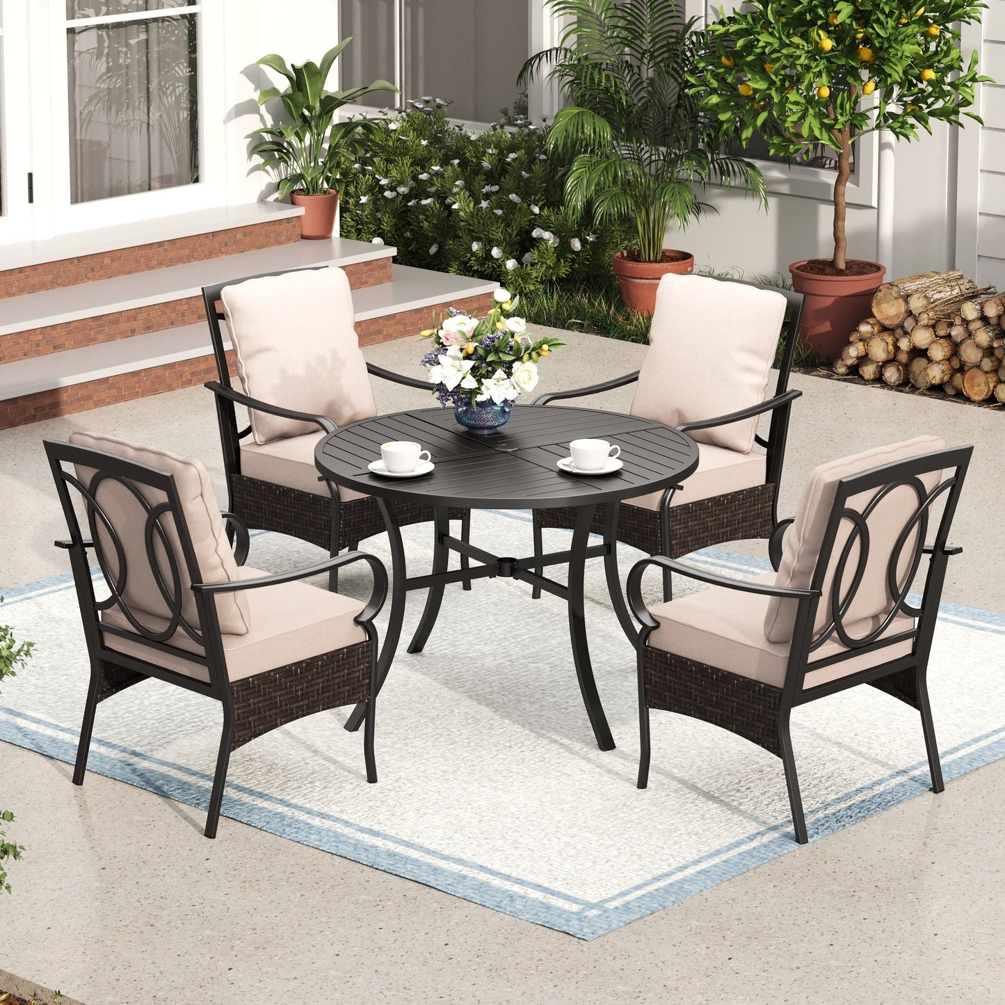 Set da patio da 5 pezzi con tavolo rotondo in metallo da 42 pollici con foro per ombrellone e poltrone in vimini con cuscino