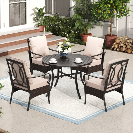 Set da patio da 5 pezzi con tavolo rotondo in metallo da 42 pollici con foro per ombrellone e poltrone in vimini con cuscino