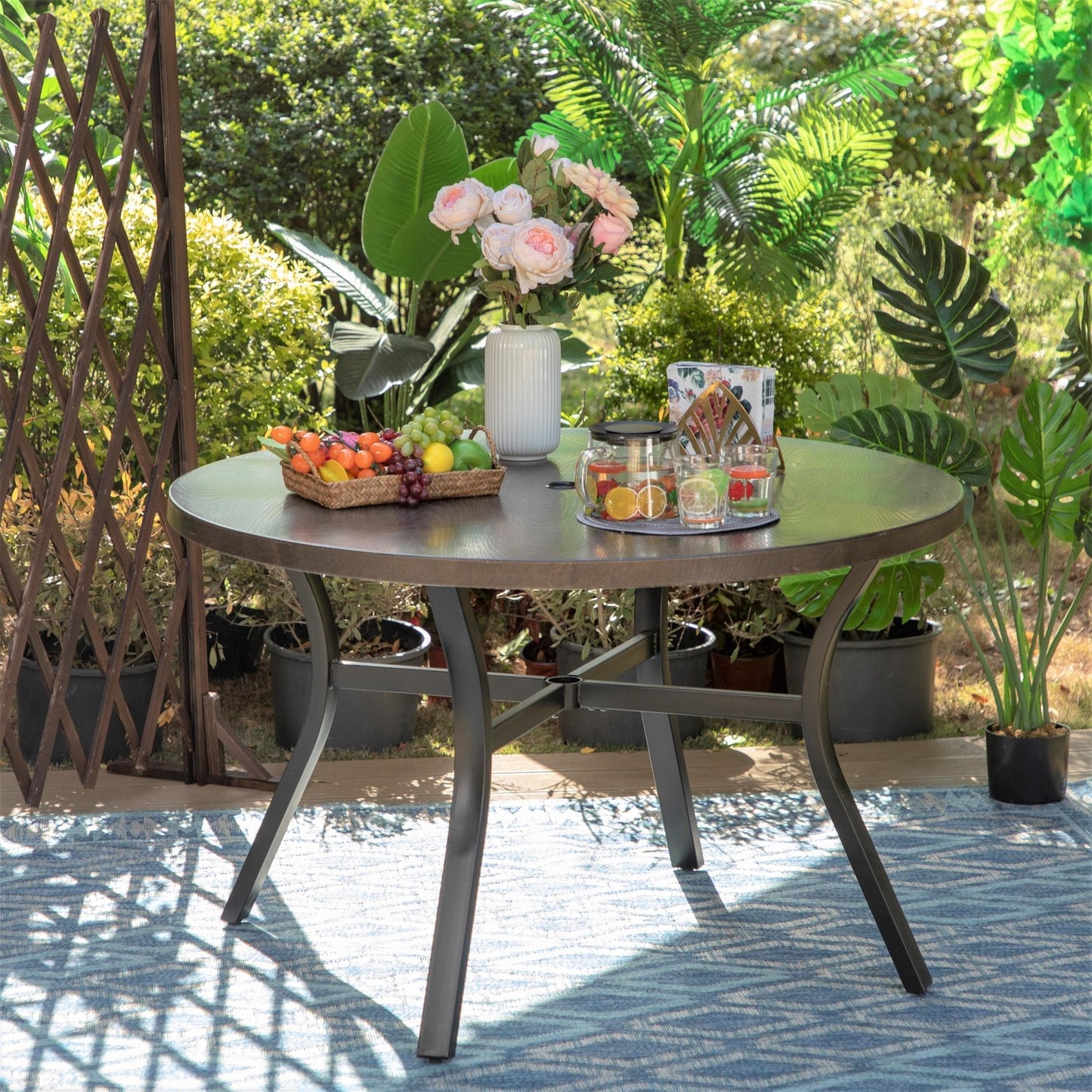 Set da pranzo per esterni da 5 pezzi, 4 sedie girevoli imbottite in schiuma ad asciugatura rapida e 44 tavoli rotondi in metallo effetto legno